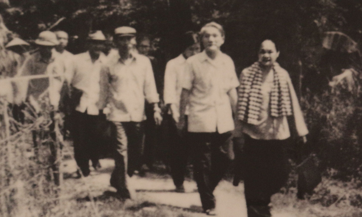 Đồng chí Nguyễn Mười Thập trở về thăm lại căn cứ Khởi nghĩa Nam kỳ vẫ mặc chiếc áo bà ba quen thuộc, khăn rằn vắt vai.