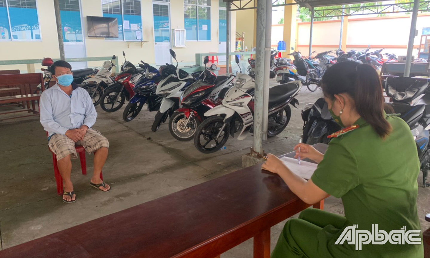 Bị can làm việc tại cơ quan cảnh sát điều tra huyện Chợ Gạo.