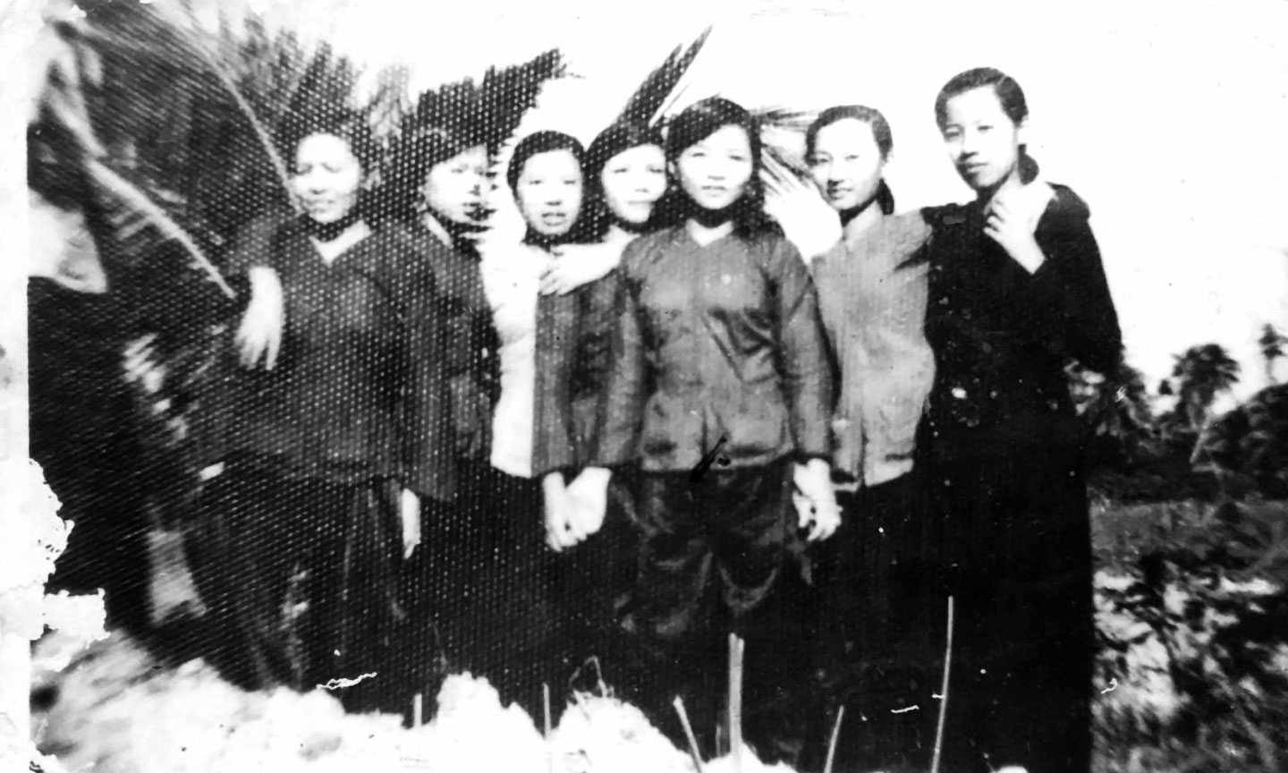 Chị Tiến (thứ 3 từ phải sang) và đồng đội. Ảnh: Gia đình cung cấp