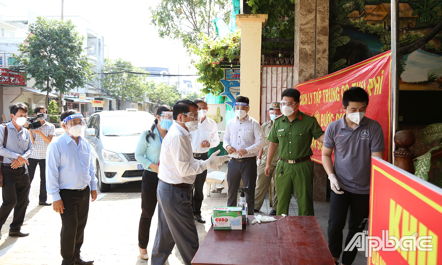 Đồng chí Phạm Văn Trọng còn đoàn kiểm tra tại cơ sở cách ly có thu phí Minh Kiều đường Thủ Khoa Huân.