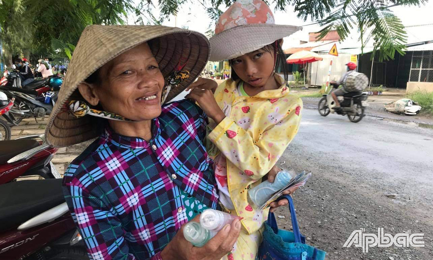 Trước khi bùng phát dịch Covid-19, bà Phùng chở cháu trên chiếc xe đạp đi bán vé số