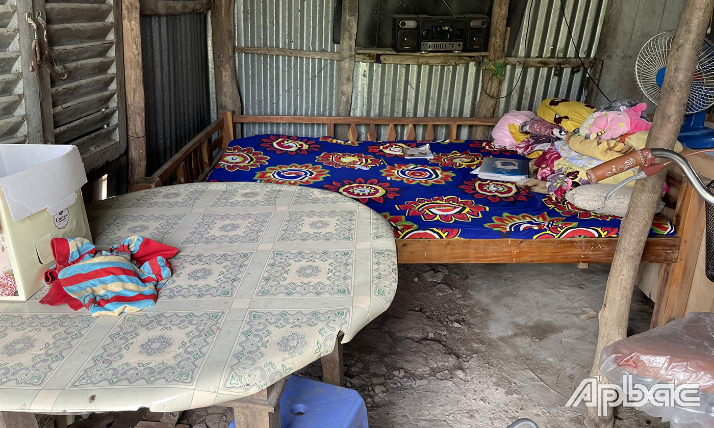 căn nhà nền đất