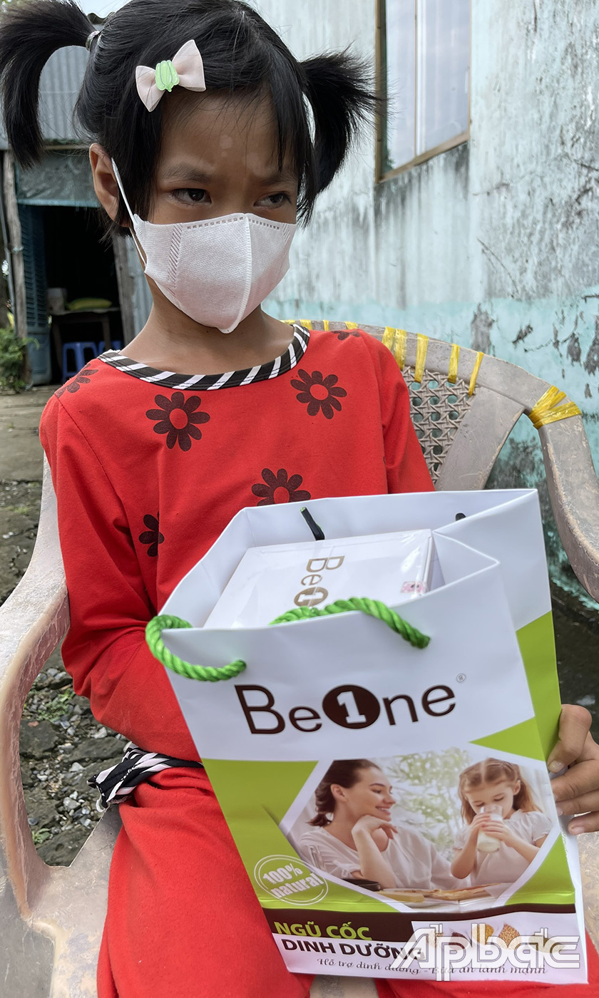 Bà Phùng mong các nhà hảo tâm giúp đỡ để lót nền nhà cho cháu lếch