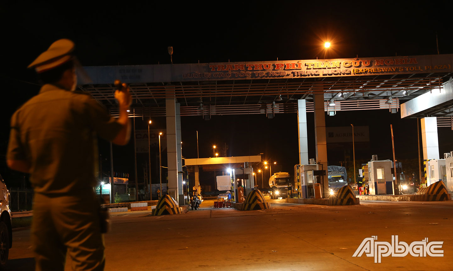 Hàng loạt xe có biểu hiện nghi vấn đều phải dừng lại kiểm tra.