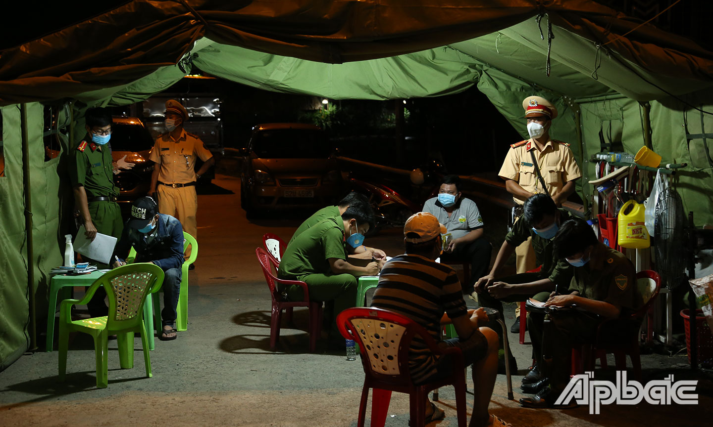 Các tài xế và người vi phạm bị xử lý ngay trong đêm.