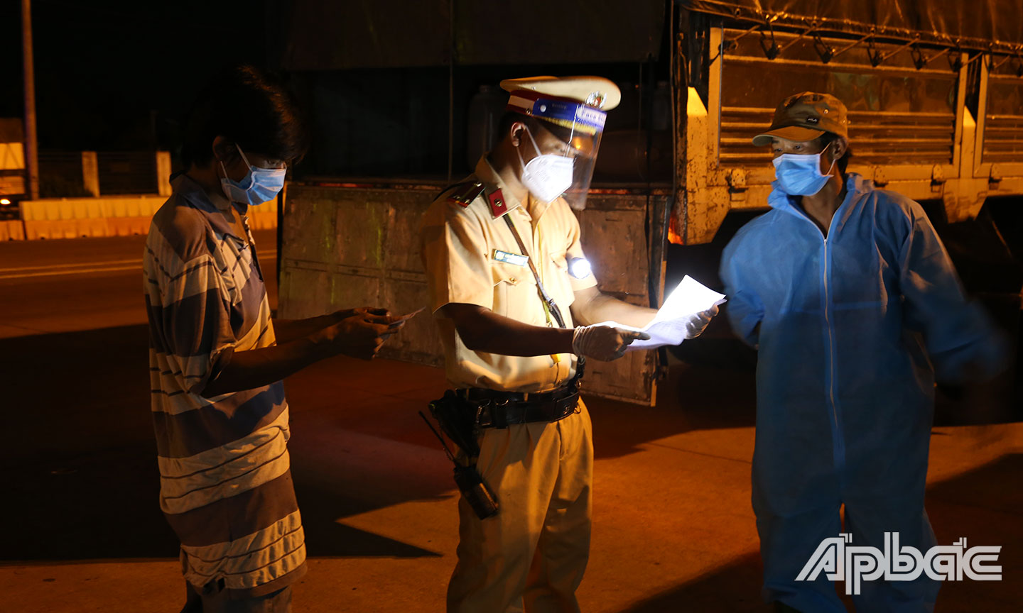 Lực lượng chốt kiểm soát luôn thực hiện đúng quyền hạn và nhiệm vụ của mình. Xe nào vi phạm sẽ buộc quay đầu hoặc xử lý.