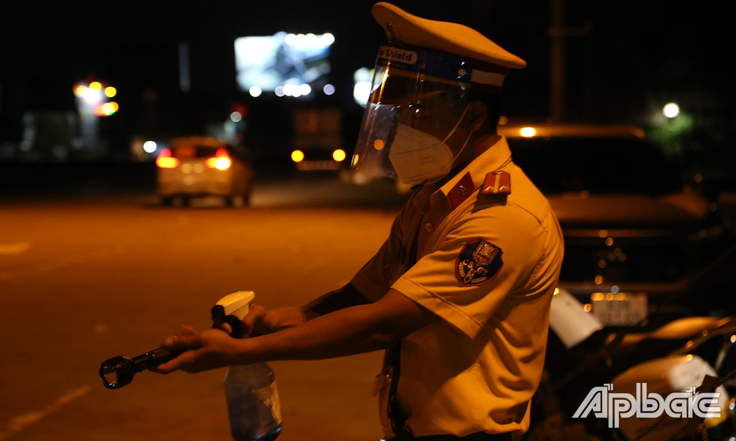 Liên tục là những cái xịt khuẩn trên tay và thiết bị của đồng chí Đức sau 1 lượt kiểm tra.