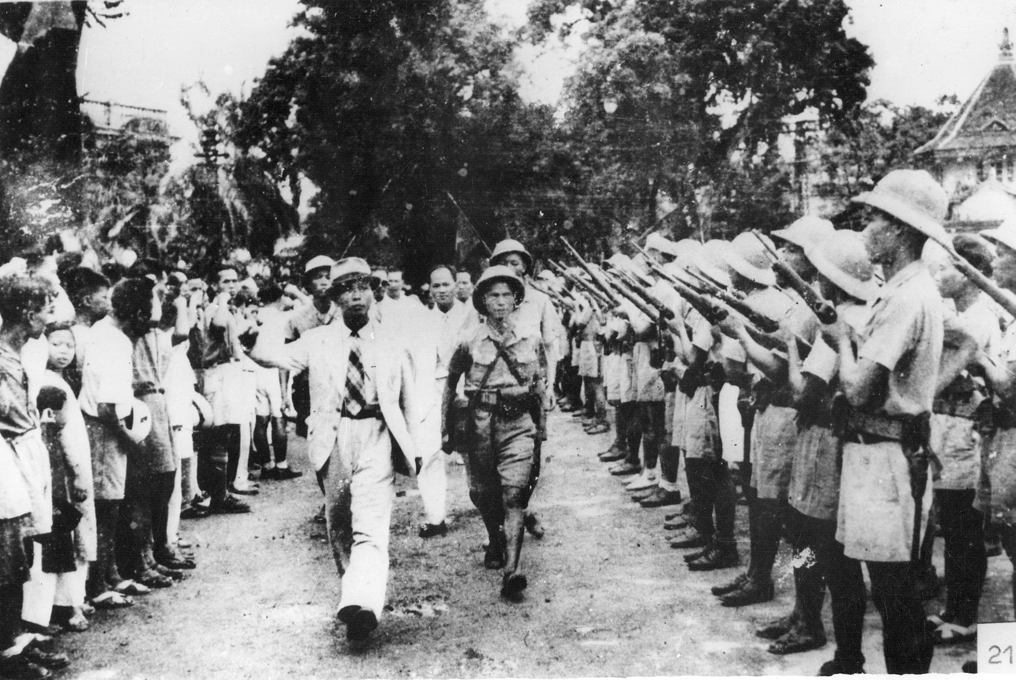 1- Đồng chí Võ Nguyên Giáp duyệt binh lần đầu ở Hà Nội sau khi giành được chính quyền, 26-8-1945. Nguồn: Viện Thông tin Khoa học Xã hội Việt Nam.