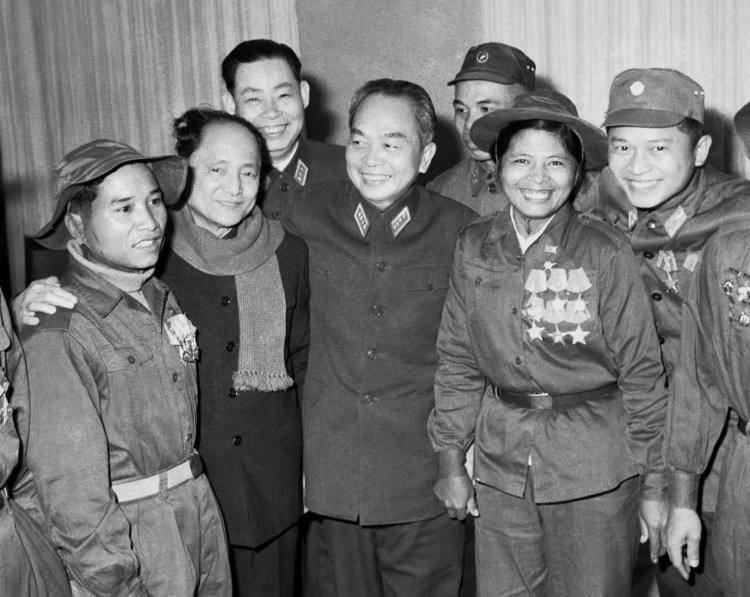 11 - Ngày 12/2/1971, Đại tướng Võ Nguyên Giáp nói chuyện thân mật với các Anh hùng, dũng sỹ miền Nam ra miền Bắc dự Lễ kỷ niệm lần thứ 10 Ngày thống nhất các lực lượng vũ trang nhân dân giải phóng miền Nam Việt Nam. (Ảnh: Ngọc Khanh/TTXVN)
