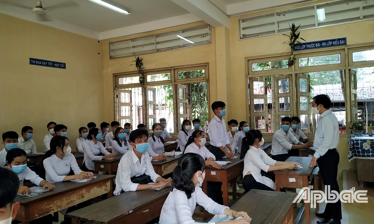 Tiến sĩ Lê Quang Trí kiểm tra thực tế tại phòng thi Trường THPT Lê Văn Phẩm. 