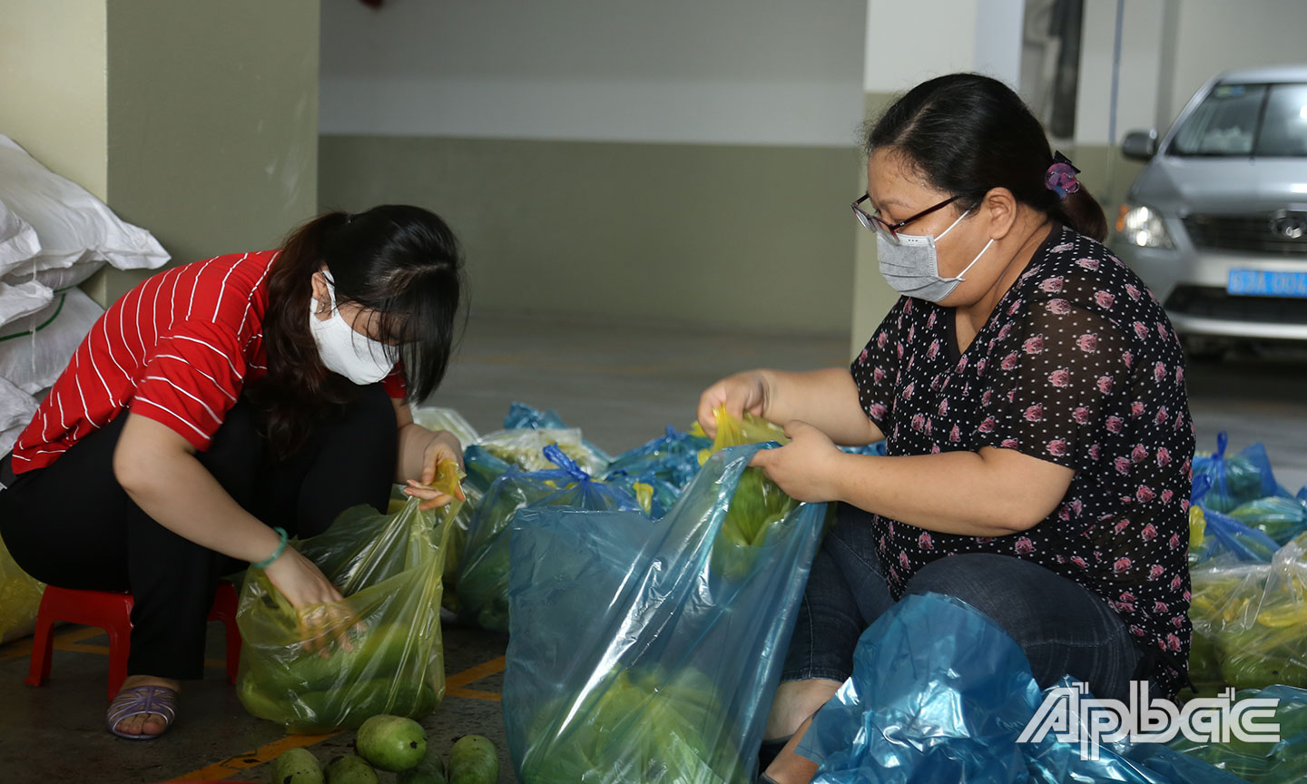 Cán bộ Sở Công thương tỉnh Tiền Giang phân nhỏ để dễ dàng vận chuyển đến người dân.