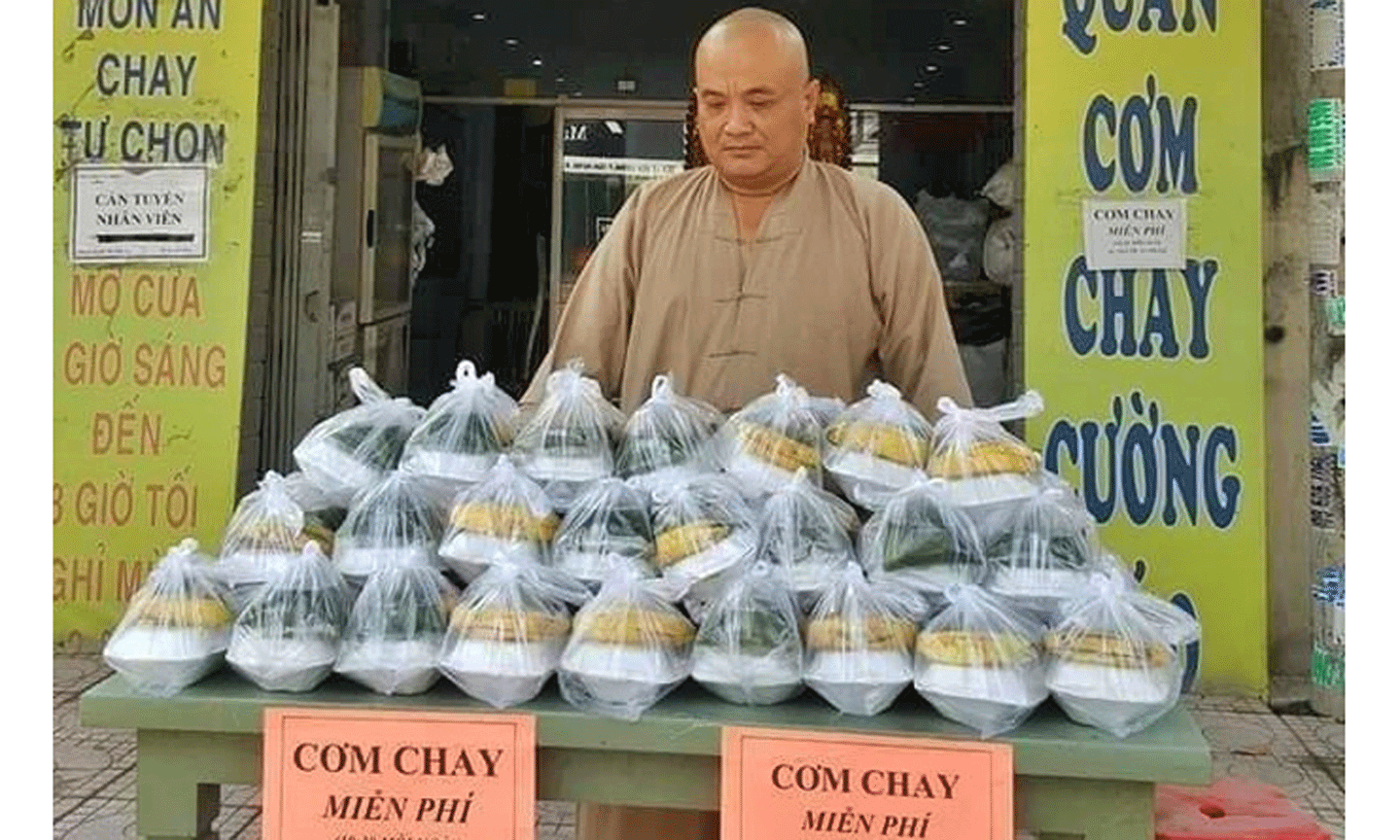 1 trong 18 cá nhân được truy tặng Bằng khen của Thủ tướng Chính phủ là anh Vũ Quốc Cường, thường được biết đến với cái tên Cường Béo - chủ quán cơm chay thiện nguyện Cường Béo, đã cùng gia đình và bạn bè hỗ trợ tuyến đầu chống dịch từ khi dịch bệnh bùng phát.