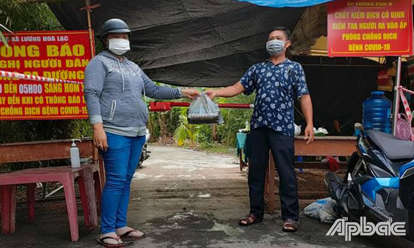 Những đòn bánh được trao tận tay lực lượng tại các chốt chống dịch.