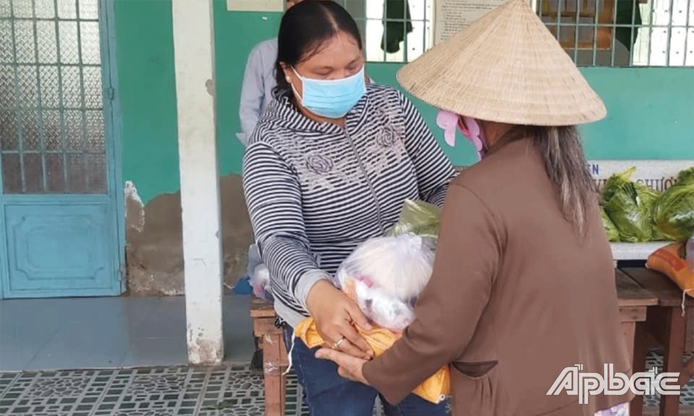 Hội còn vận động hàng ngàn phần quà trao cho người khó khăn.