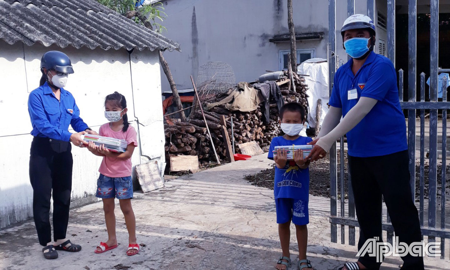 Đoàn Thanh niên TX. Gò Công thực hiện mô hình “Áo xanh kết nối kiến thức - Vượt dịch cùng thanh, thiếu nhi”.