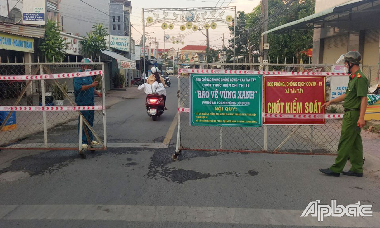 Chốt kiểm soát bảo vệ “vùng xanh” xã Tân Tây.