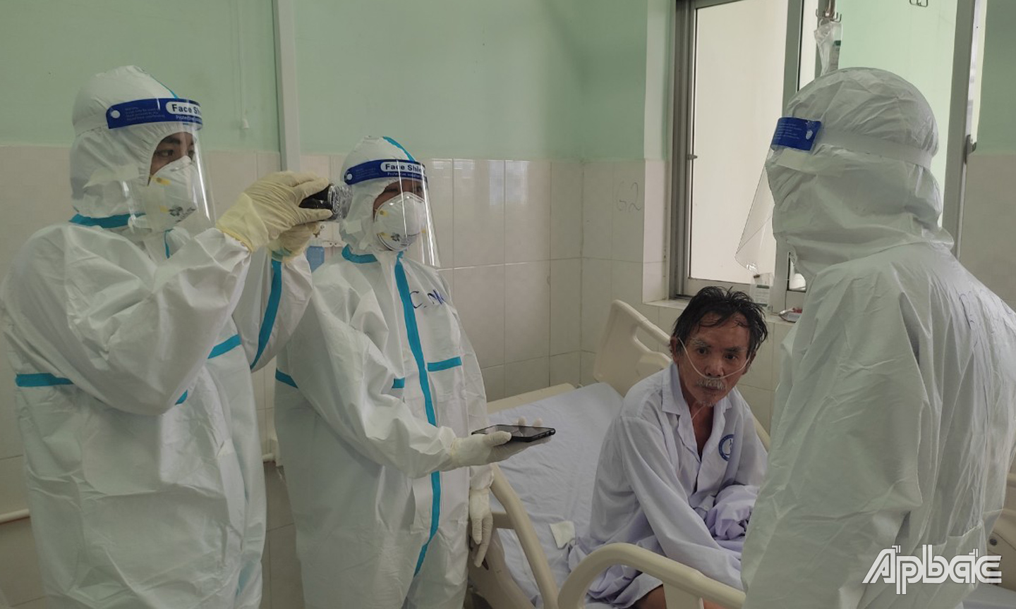 Phóng viên Báo Ấp Bắc tác nghiệp tại Trung tâm Hồi sức Covid-19.