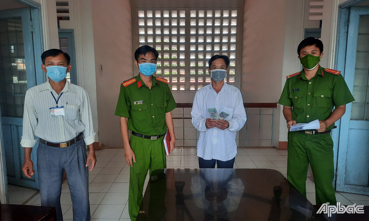 Công an xã An Thái Trung trao trả số tiền người dân đánh rơi.