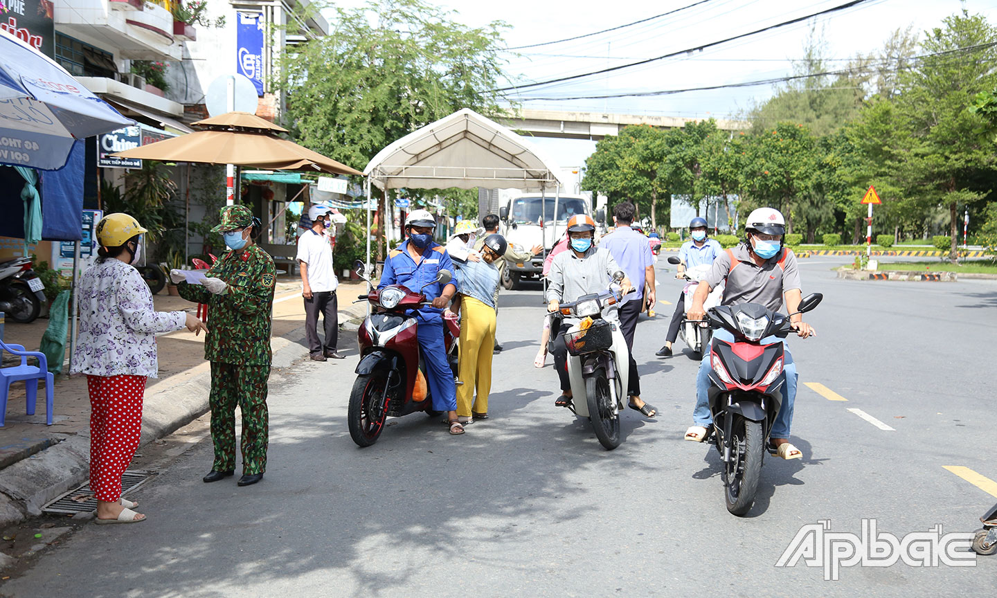 Lực lượng Chốt kiểm soát đường Lê Thị Hồng Gấm kiểm tra quyết liệt người và phương tiện ra vào TP.Mỹ Tho.