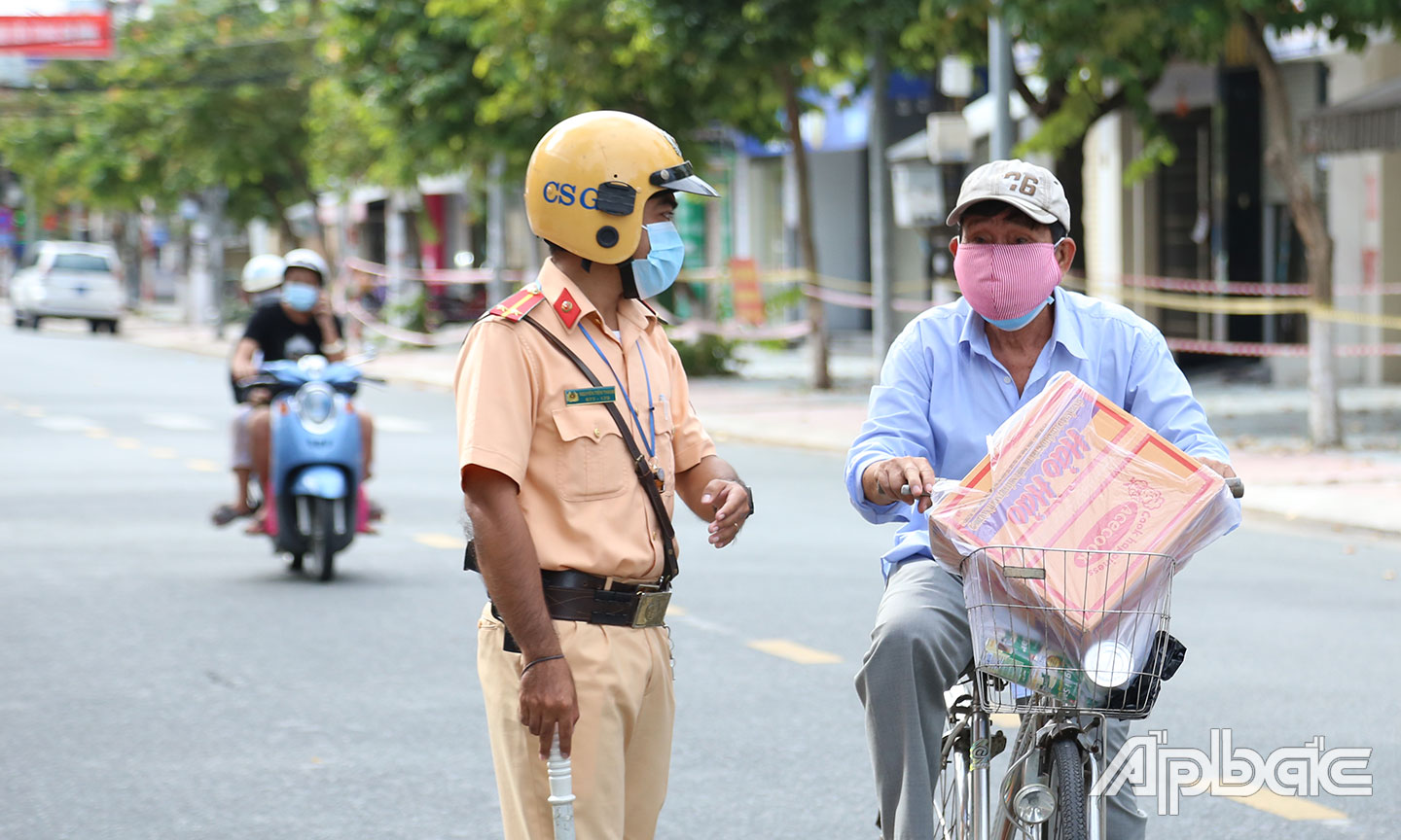 Ý thức người dân kém khi ra đường bằng mọi giấy tờ.