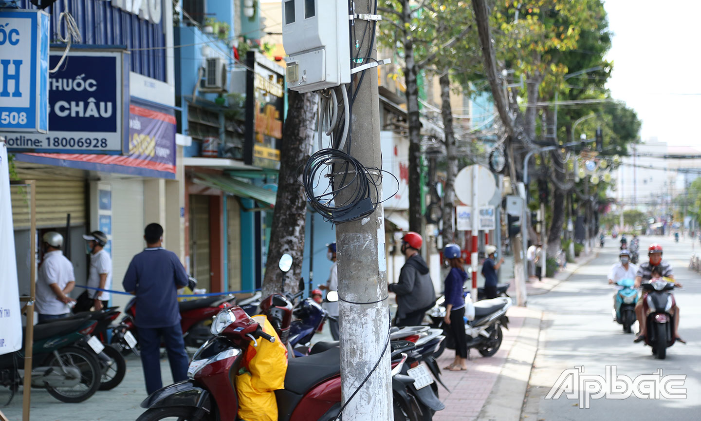 Các quầy thuốc tây đông người trở lại.