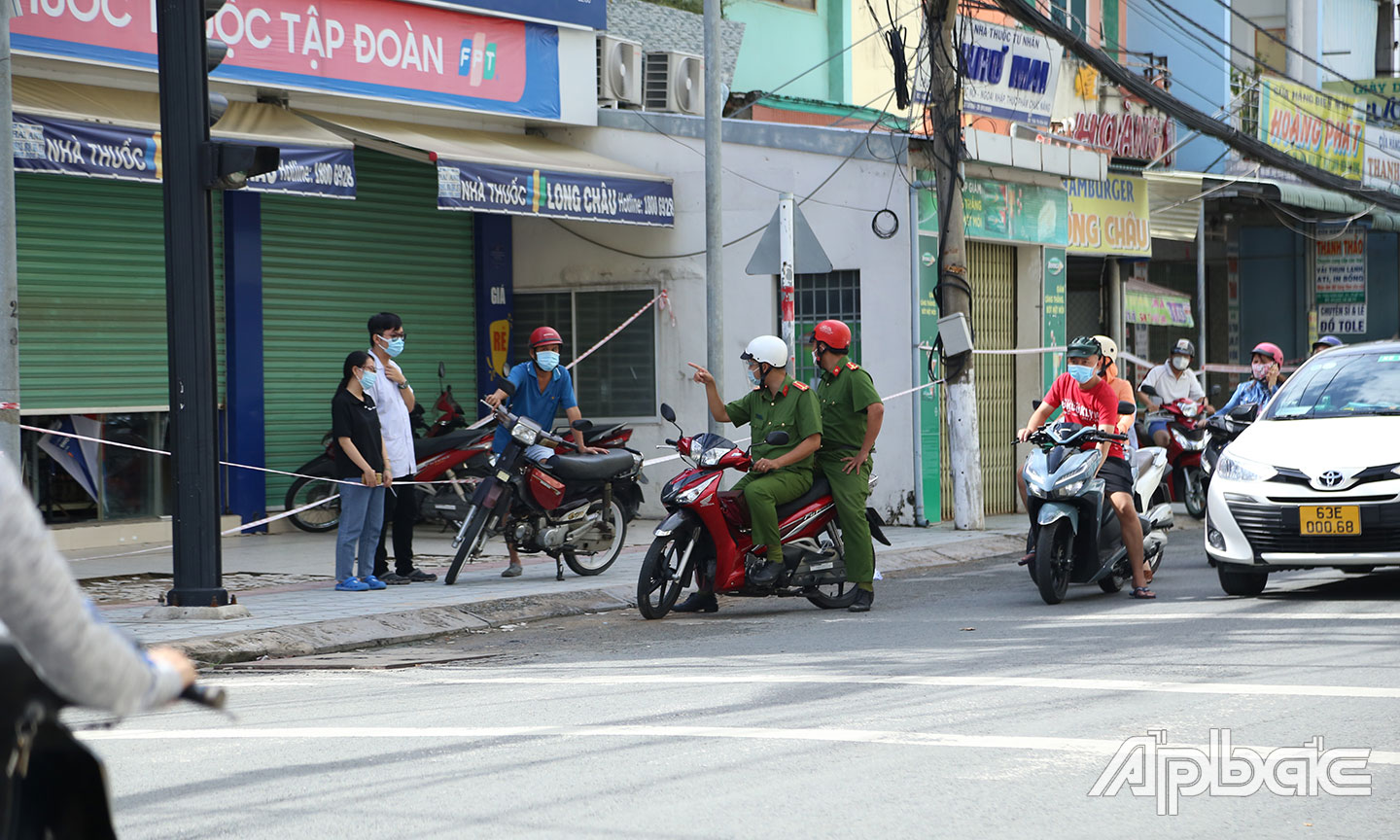 Lực lượng chức năng nhắc nhở các cửa hàng thuốc tây.