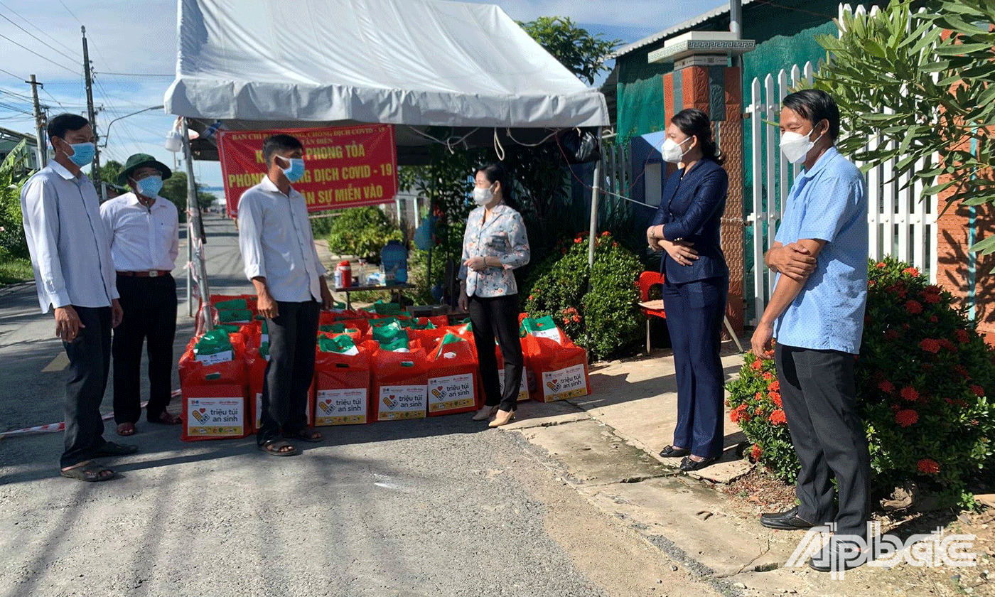 Ban Thường vụ Tỉnh Đoàn Tiền Giang, Ủy ban Hội LHTN Việt Nam tỉnh Tiền Giang phối hợp Ban Tuyên giáo Tỉnh ủy thực hiện Chương trình “Triệu túi an sinh”