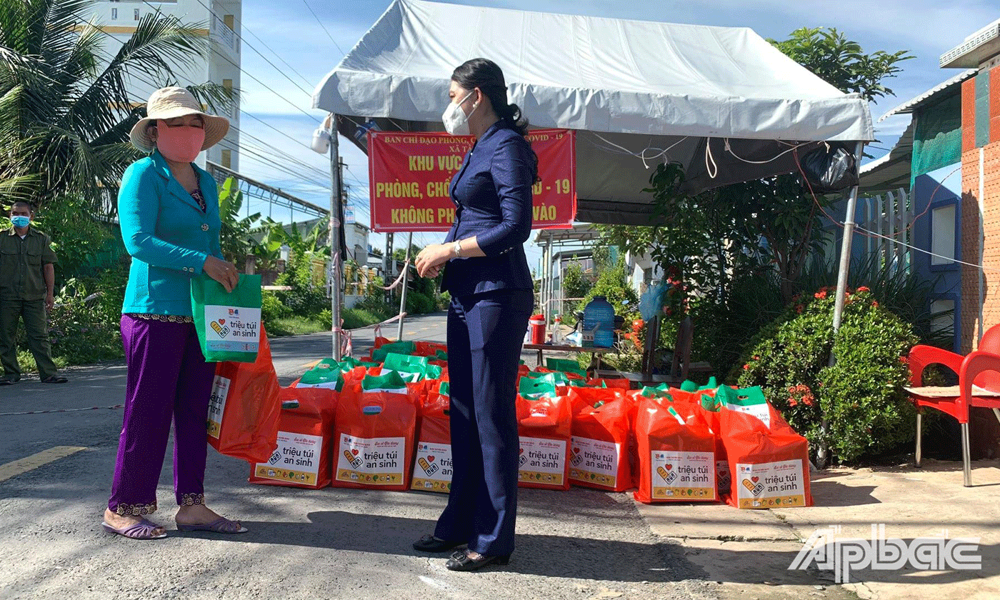 Bí thư Tỉnh đoàn Tiền Giang Nguyễn Thị Uyên Trang trao Túi an sinh hỗ trợ người dân