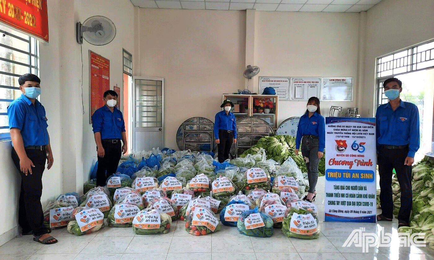 Huyện đoàn Gò Công Đông tập kết các phần túi an sinh, chuẩn bị trao hỗ trợ đến người dân