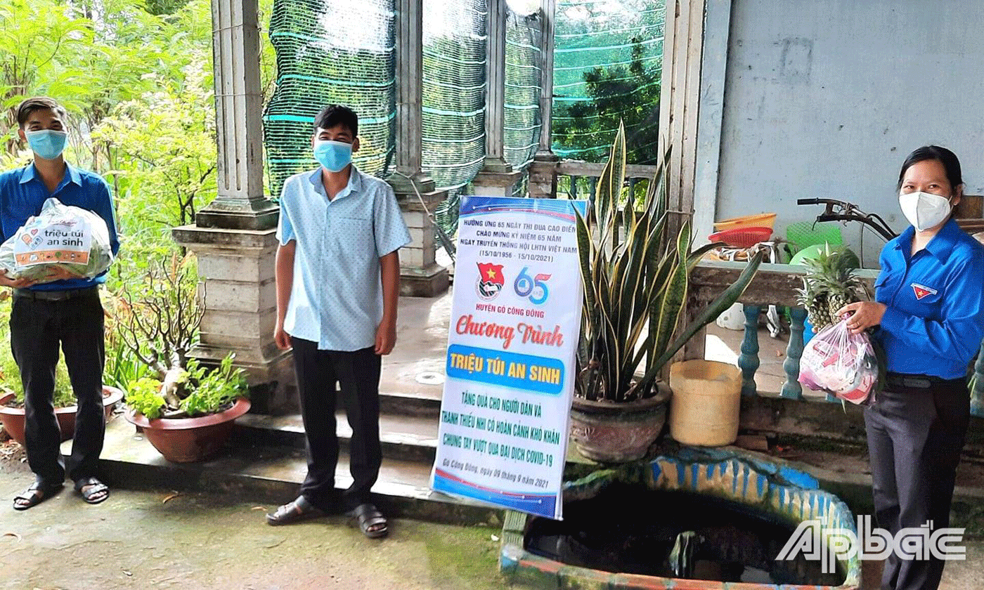 Người dân khó khăn do dịch bệnh vui mừng nhận quà hỗ trợ từ Chương trình 