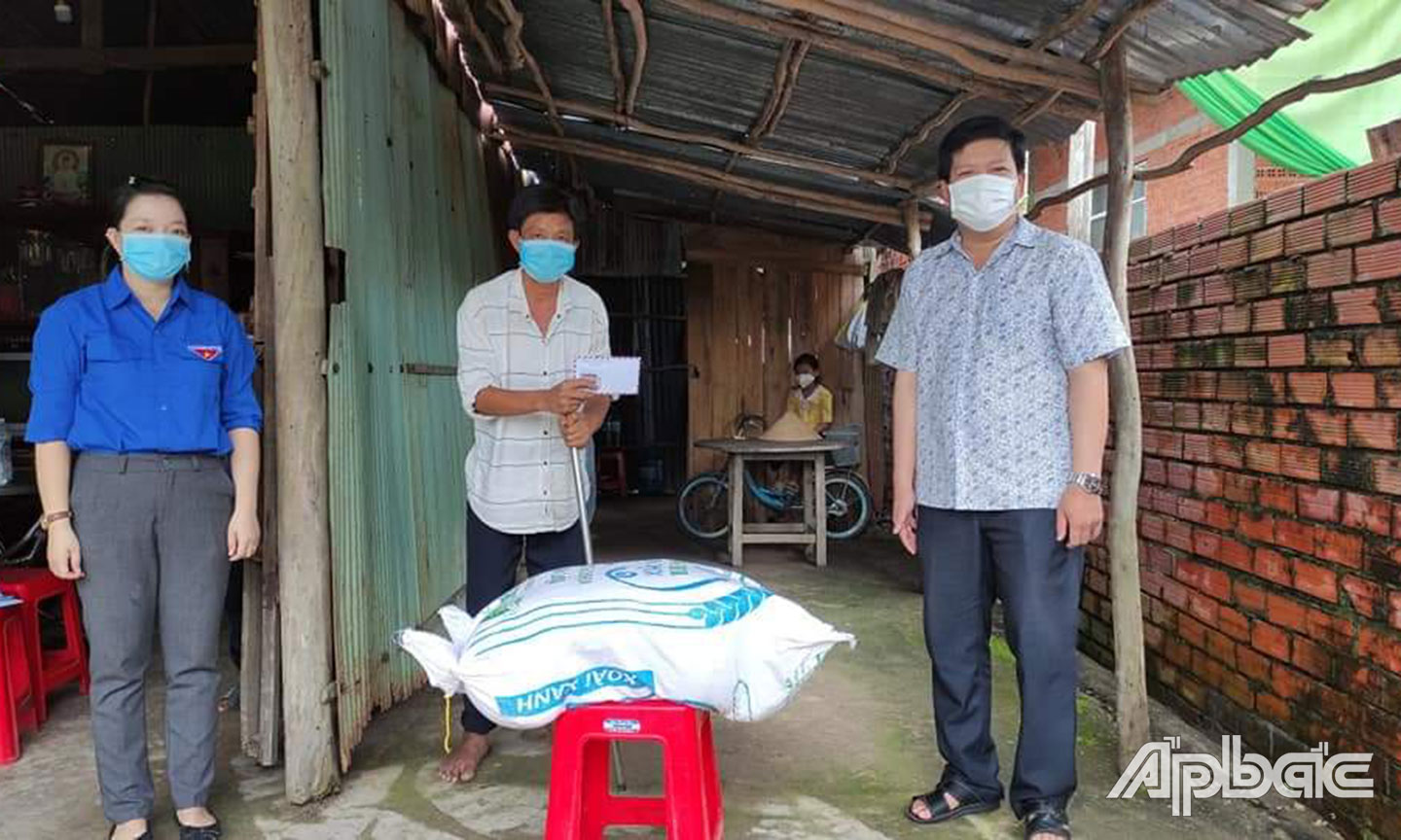 Trao quà cho các hộ dân có hoàn cảnh khó khăn ở xã Thiện Trung.