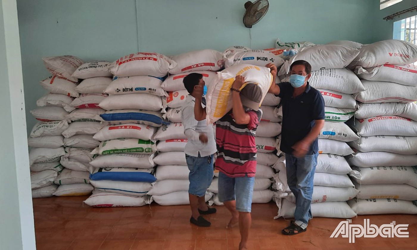 Mặt trận các đoàn thể huyện Gò Công Tây đến nhà trào quà cho các hộ nghèo khó khăn trên địa bàn huyện