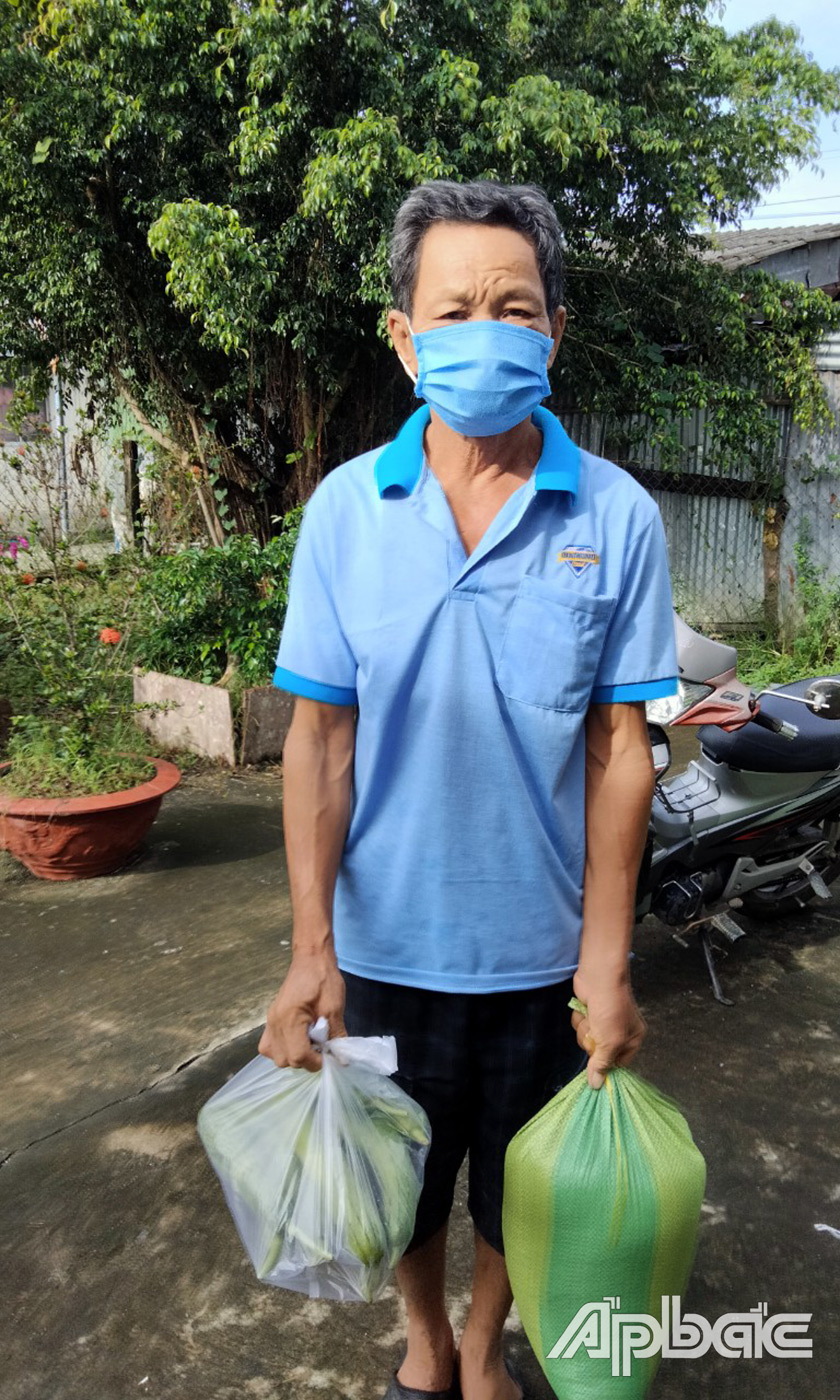 Mặt trận các đoàn thể huyện Gò Công Tây đến nhà trào quà cho các hộ nghèo khó khăn trên địa bàn huyện