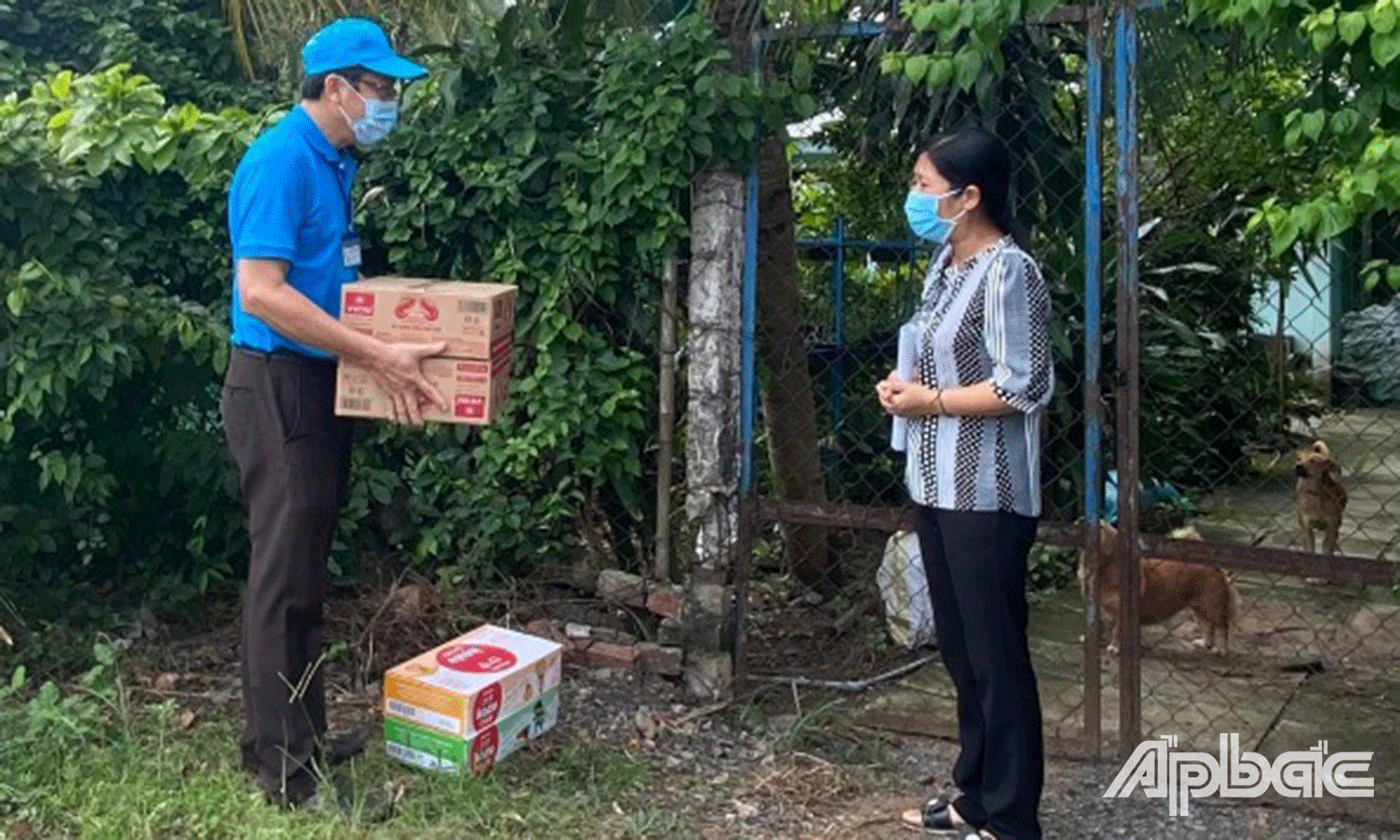 Lưu Nhơn Đức, Chủ tịch Công đoàn Giáo dục Tiền Giang thăm hỏi, động viên, tặng quà hỗ trợ giáo viên có hoàn cảnh khó khăn do ảnh hưởng của dịch Covid-19