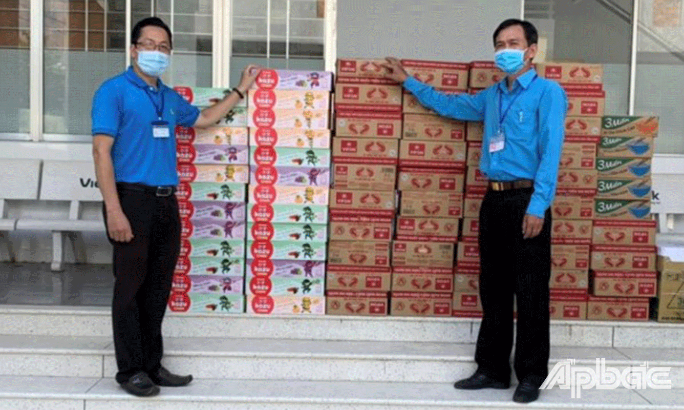 Các phần quà được chuẩn bị để trao đến các giáo viên, người lao động có hoàn cảnh khó khăn