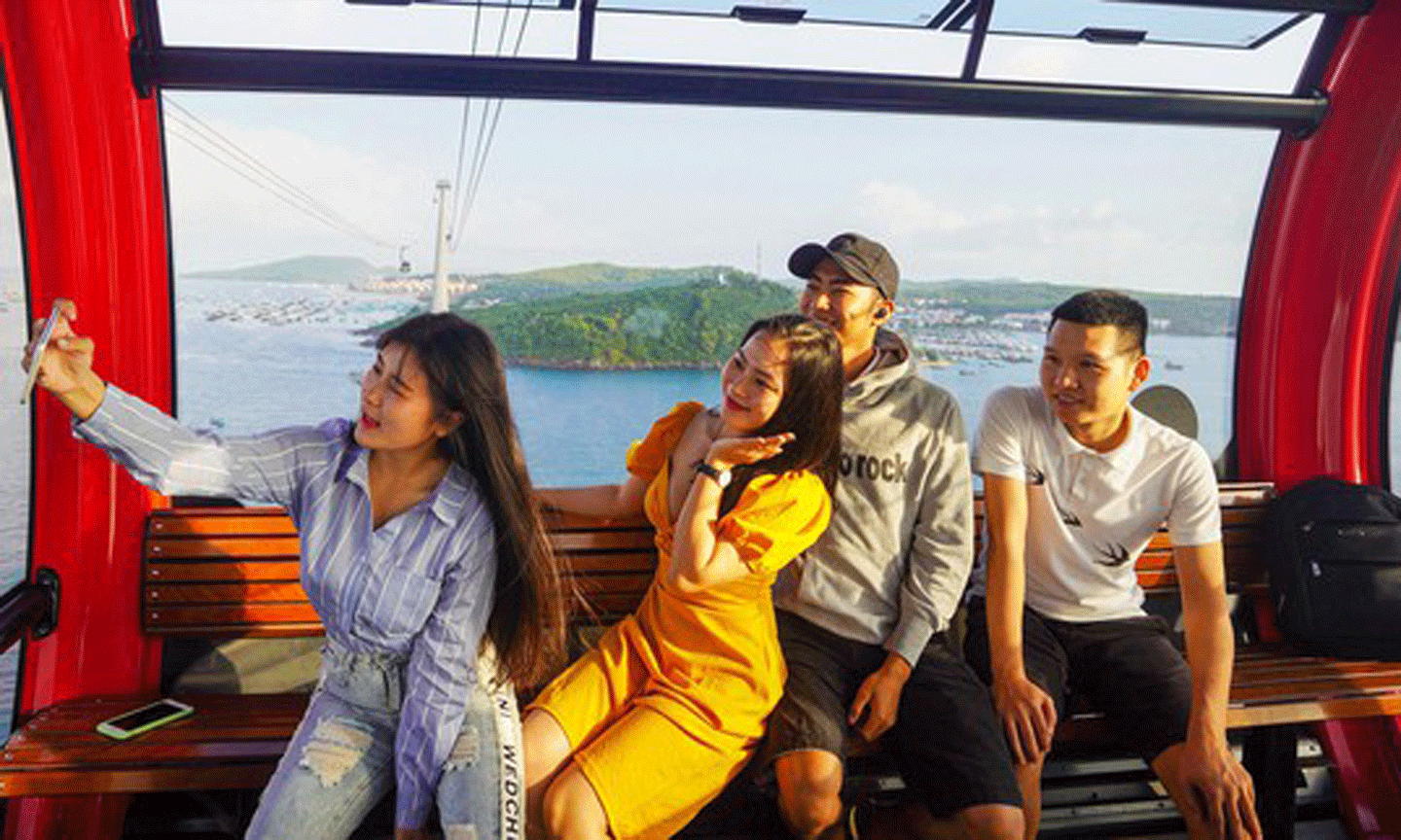 Khách du lịch chiêm ngưỡng vẻ đẹp Phú Quốc từ cáp treo Hòn Thơm.