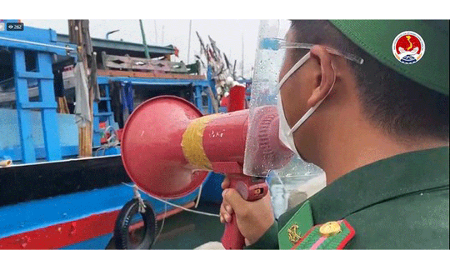 Bộ đội biên phòng ở các địa phương khẩn trương hỗ trợ, kêu gọi tàu thuyền vào bờ, neo đậu an toàn trước bão số 5. Ảnh theo Tổng cục Phòng chống thiên tai.