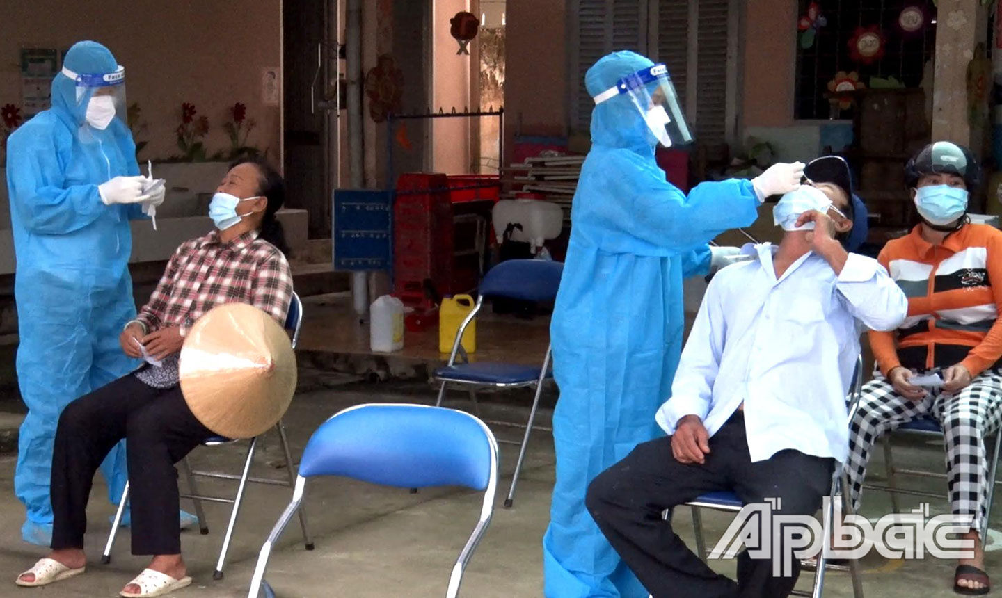 Lấy mẫu xét nghiệm tầm soát diện rộng SARS-CoV-2 cho người dân trên địa bàn huyện Chợ Gạo.