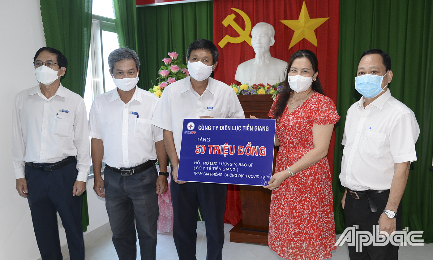 Công ty Điện lực Tiền Giang tặng 50 triệu đồng hỗ trợ lực lượng y, bác sĩ tham gia phòng, chống dịch Covid-19.