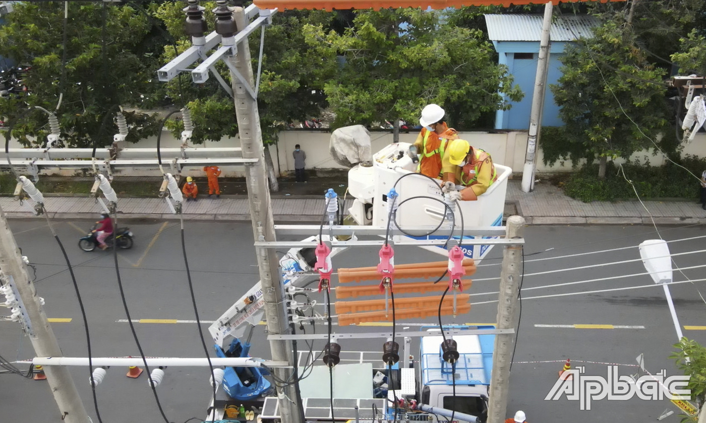 lắp đặt trạm biến áp 400 kVA phục vụ nhu cầu nâng cấp khu điều trị bệnh nhân Covid-19 đặt tại trụ sở cũ của Sở Y tế.