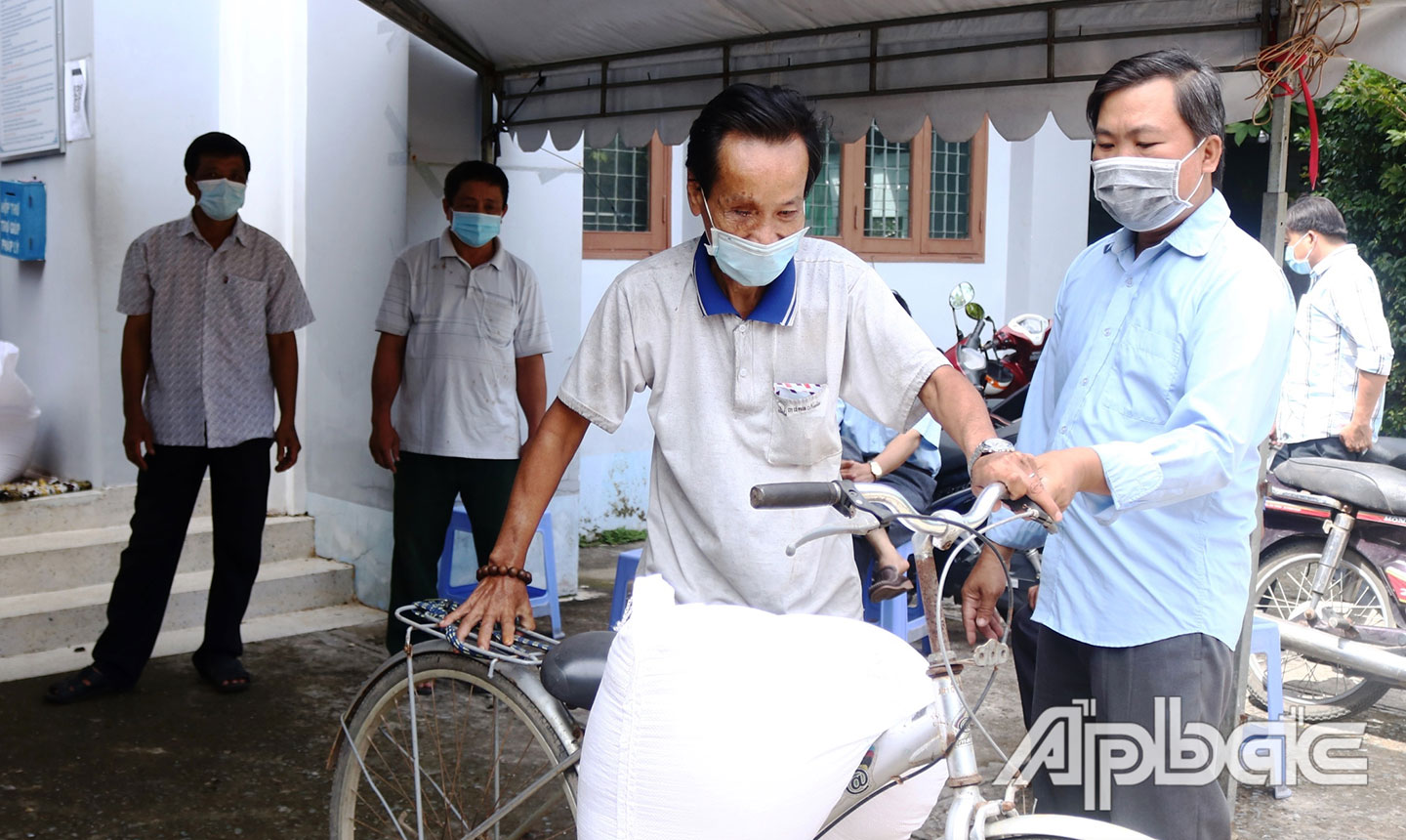 Cấp gạo cho hộ nghèo tại xã Long Tiên (huyện Cai Lậy).