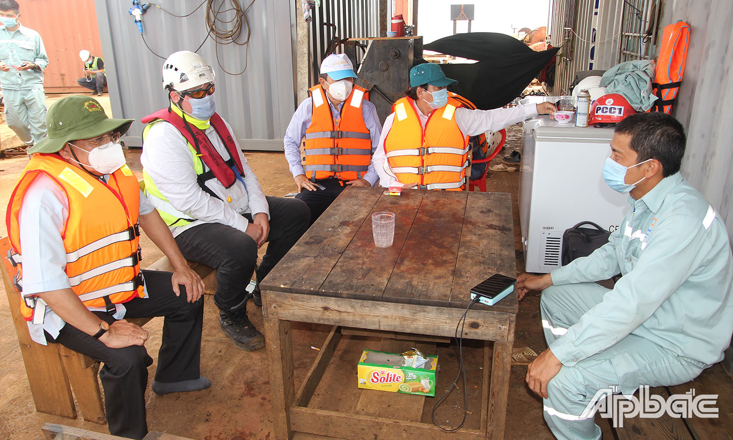 Lãnh đạo UBND tỉnh thăm hỏi kỹ sư, công nhân thi công trên biển làm việc theo phương án “3 tại chỗ”.