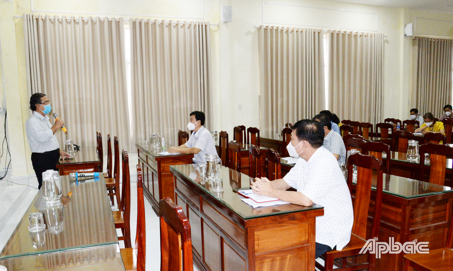 Tiến sĩ bác sĩ Nguyễn Hùng Vỹ giới thiệu quy trình chăm sóc điều trị F0 tại nhà ở TP. Mỹ Tho