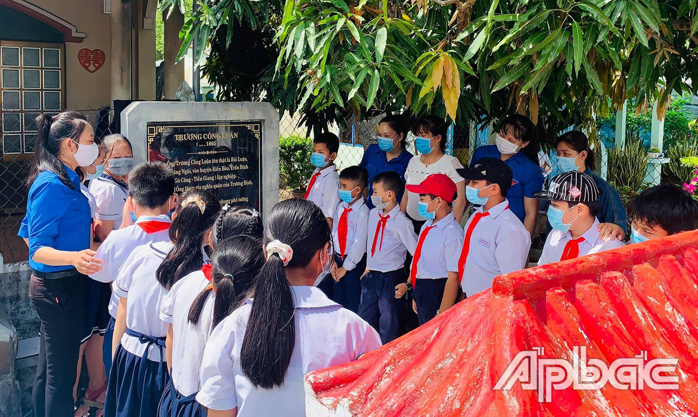 Đoàn viên, thanh, thiếu nhi huyện Gò Công Đông trong một lần viếng mộ Trương Công Luận.