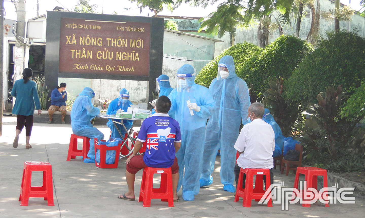 TP. Mỹ Tho, huyện Châu Thành và Chợ Gạo đang quyết liệt, thần tốc hơn nữa để bóc tách F0 ra khỏi cộng đồng trong thời gian thực hiện Chỉ thị 16 từ ngày 15 đến 20-9. (Ảnh lấy mẫu xét nghiệm tầm soát Covid-19 diện rộng ở xã Thân Cửu Nghĩa, huyện Châu Thành).
