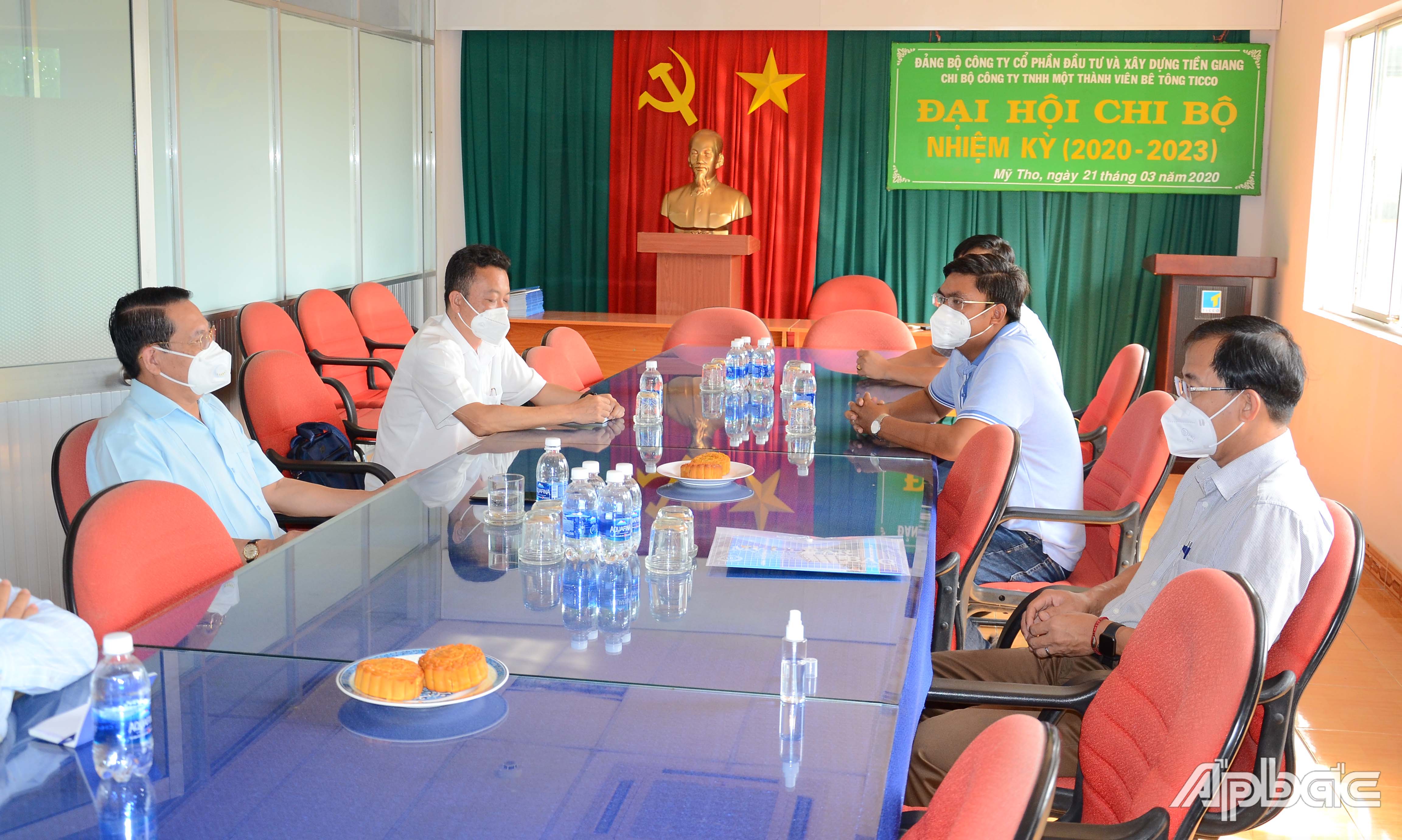 Đồng chí Phạm Văn Trọng tìm hiểu hoạt động tại Công ty TNHH MTV Bê tông Ticco.