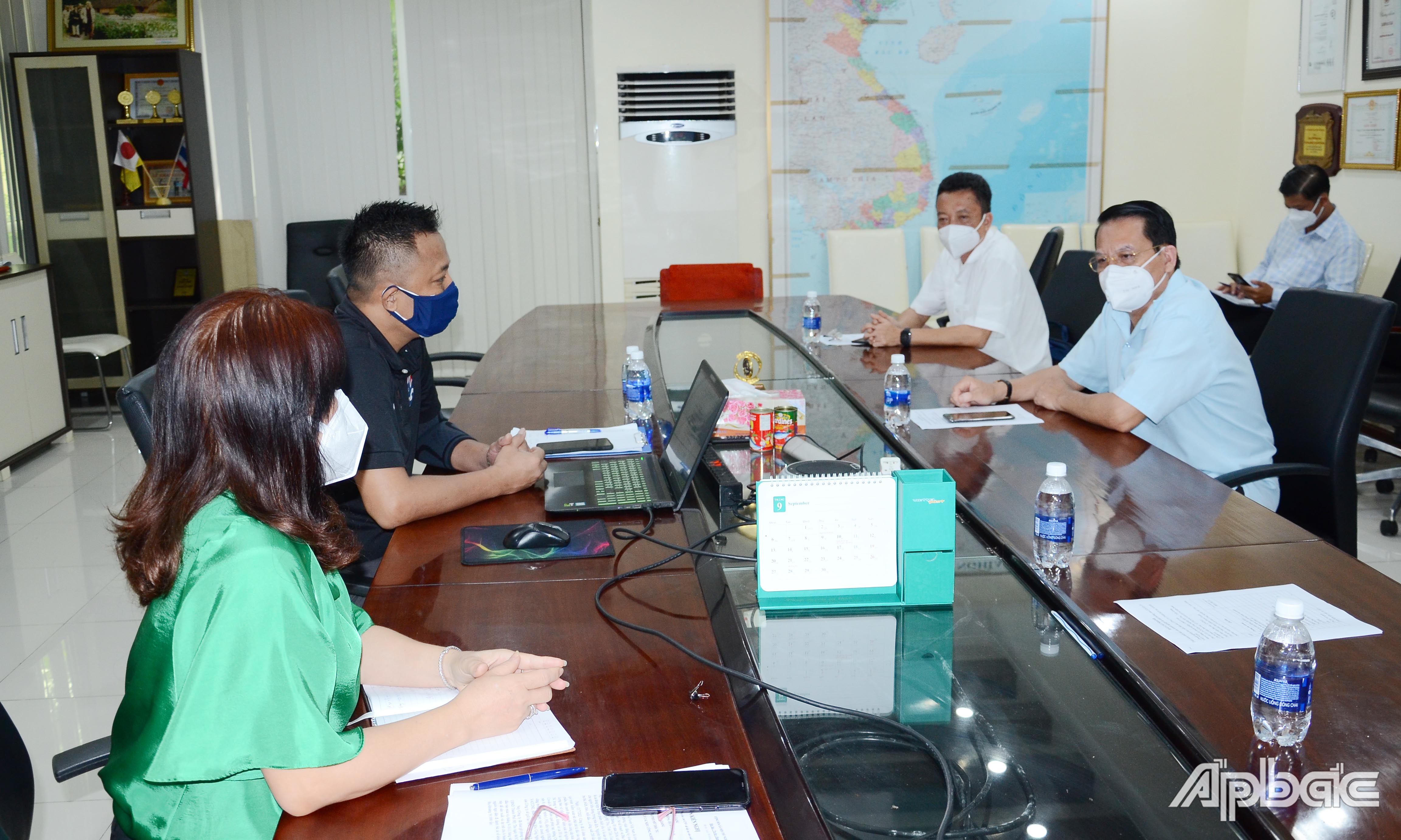 Đồng chí Phạm Văn Trọng tìm hiểu hoạt động tại Công ty TNHH Royal Foods Việt Nam.