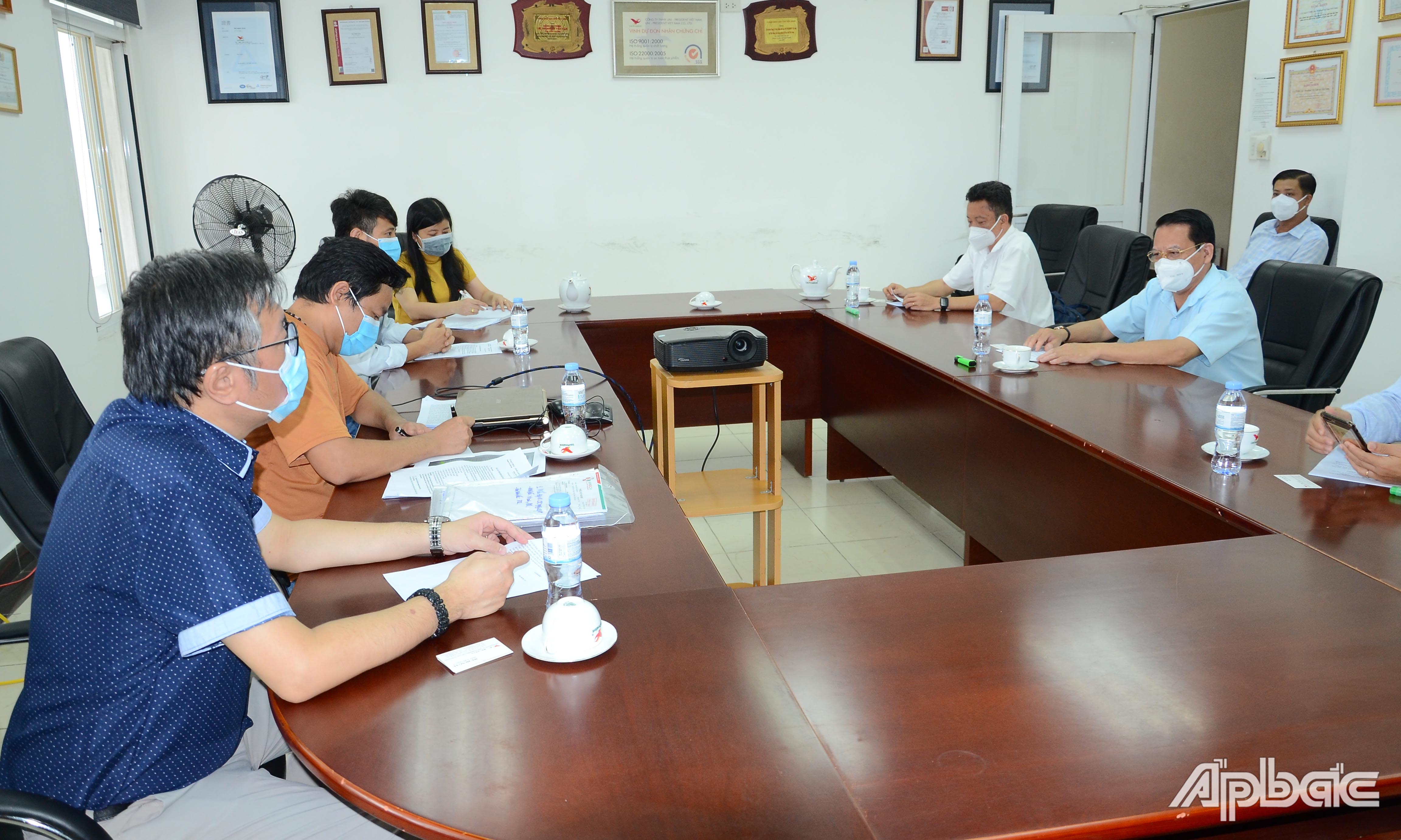 Đồng chí Phạm Văn Trọng tìm hiểu hoạt động tại Công ty TNHH Uni - President Việt Nam.