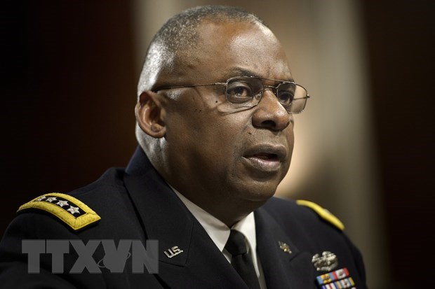 Đồng chí Phạm Văn Trọng kiểm tra khu vực chuẩn bị đưa lao động vào cách ly để làm việc theo phương án “3 tại chỗ” của Công ty TNHH Chế biến thực phẩm xuất khẩu Vạn Đức Tiền Giang.