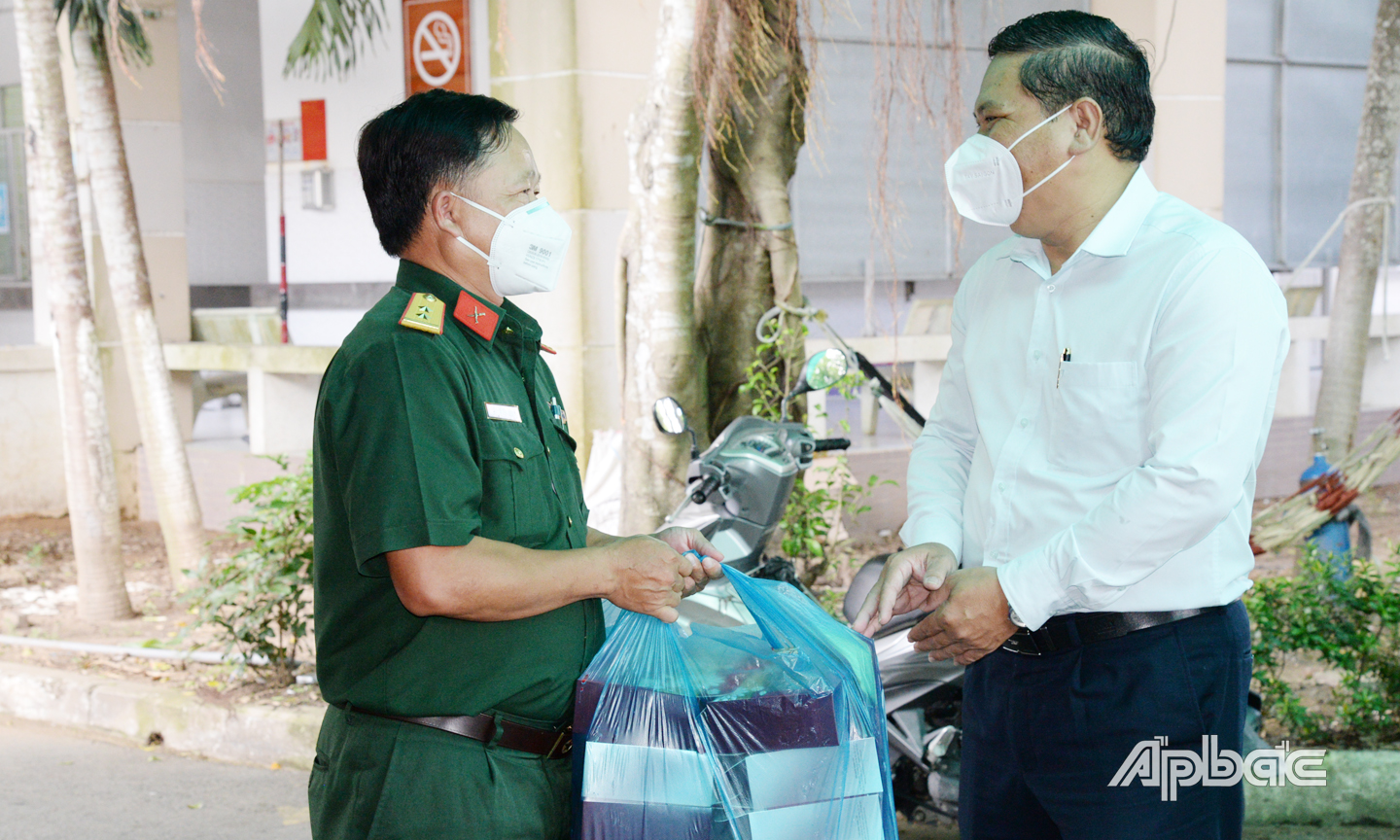 Chuyển quà đến hơn 20 trẻ F0 tại Bệnh viện dã chiến số 4 cơ sở tại Trung tâm Y tế huyện Tân Phước